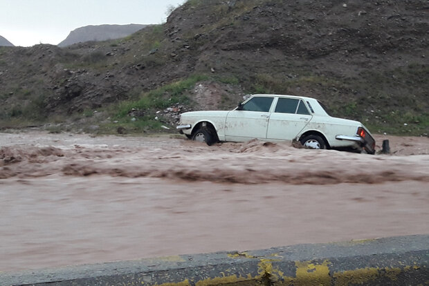 مسیرهای جاده‌ای مسدود شده در شهرستان اردستان بازگشایی شد