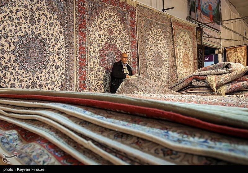 صنعت فرش دستباف در اردستان با رکود مواجه شد/سایه تحریم‌ها بر سر صنعت فرش دستباف