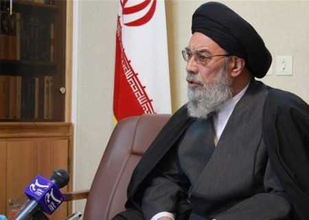 انتقاد امام‌جمعه اصفهان از وجود بی‌تدبیری در رفع مشکلات/ اقتصاد ایران باید بر روی پای خود بایستد