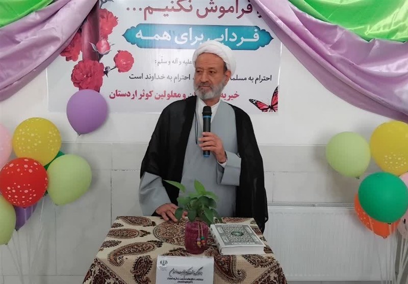 امام جمعه اردستان، جوانان از گنجینه تجربیات سالمندان مسیر رشد را هموار کنند