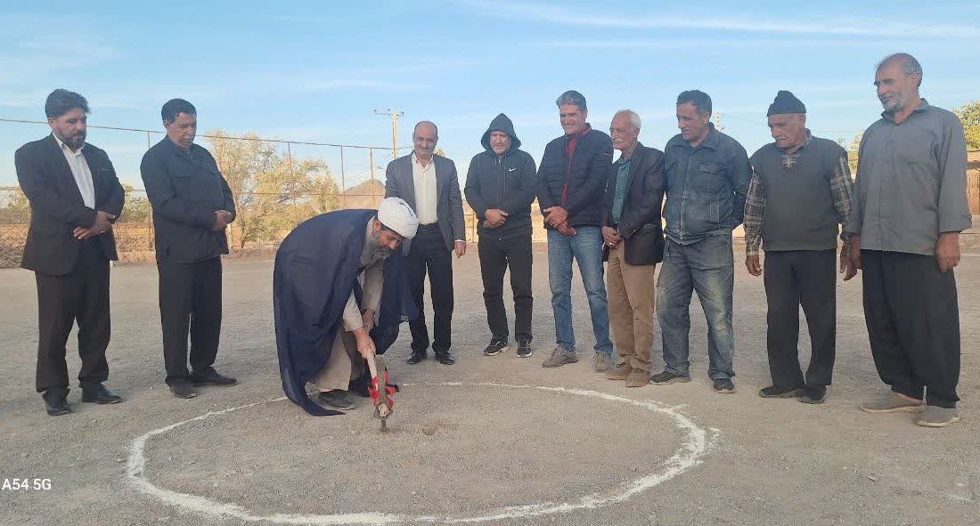 کلنگ‌زنی پروژه زمین چمن مصنوعی روستای ومکان اردستان با حضور مسئولان