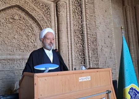 امام جمعه اردستان: نماز جمعه سنگر وحدت بصیرت و حمایت از نظام اسلامی است