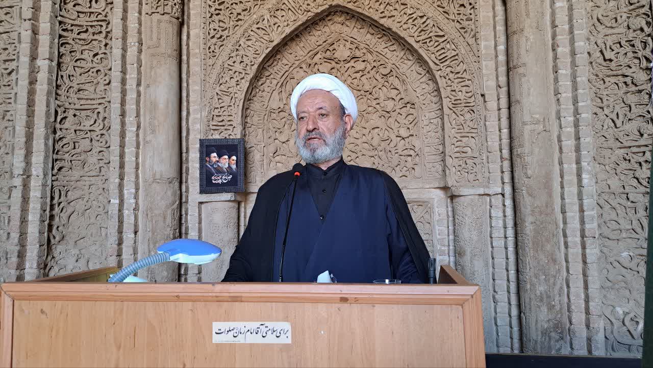 امام جمعه اردستان،  امروز بیش از هر زمان به اتحاد و تبعیت از ولایت فقیه نیاز داریم