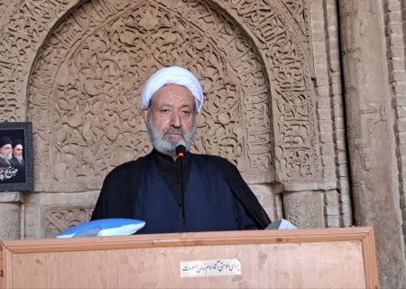 امام جمعه اردستان، مسئولان مسائل اصلی مردم را به موضوعات فرعی گره نزنند