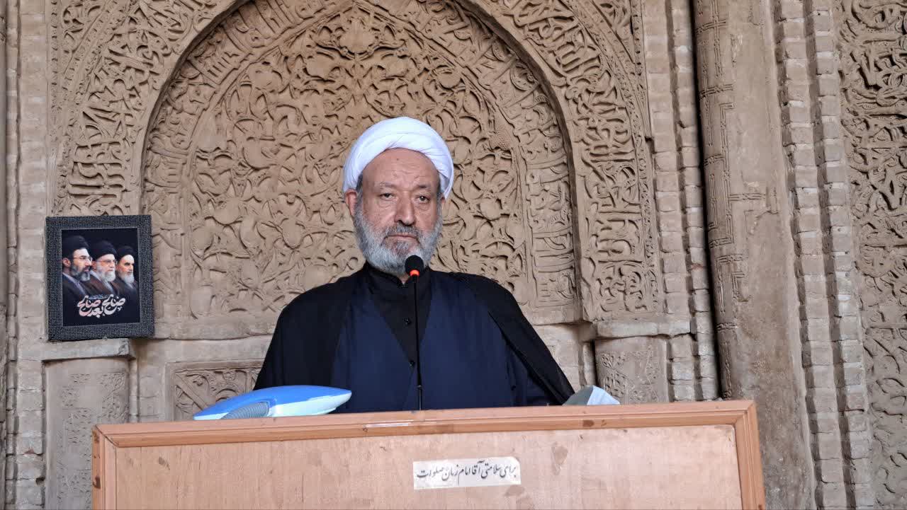 امام جمعه اردستان، مسئولان مسائل اصلی مردم را به موضوعات فرعی گره نزنند